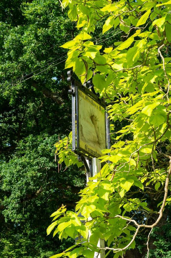 The Withies Inn Godalming Exterior foto